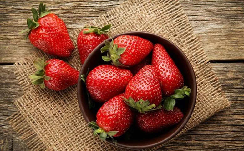 Cách bảo quản dâu tây trong tủ lạnh bước 1