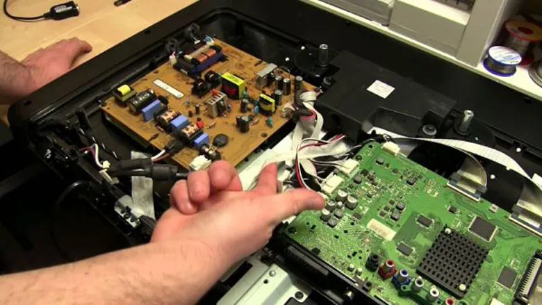 Quy trình kỹ thuật viên xử lý chuyên sâu lỗi màn hình tivi không lên hình tại trung tâm