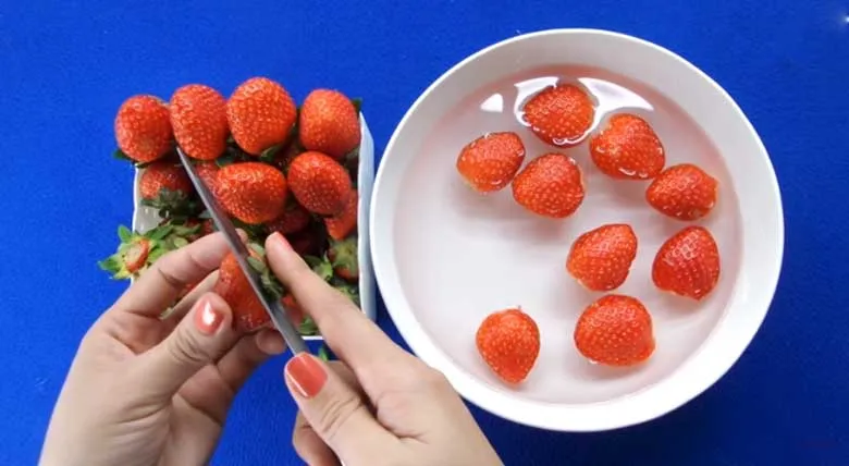 Cách làm mứt dâu dẻo: Ngâm dâu trong nước muối