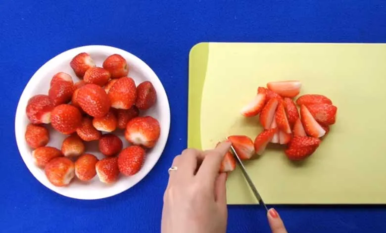 Ngâm và cắt dâu tây chuẩn bị làm mứt