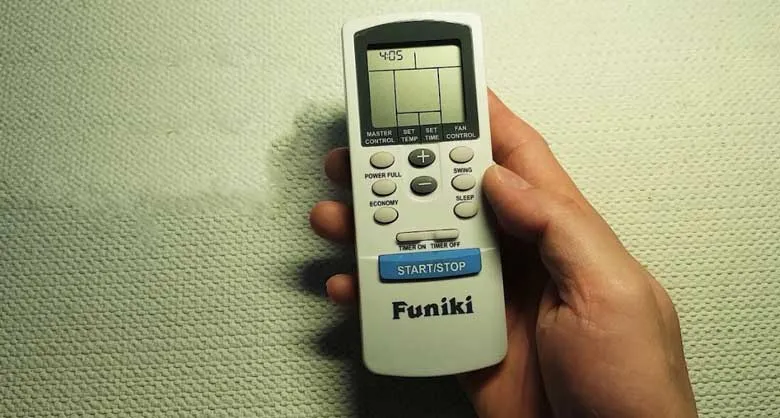Hình ảnh minh họa điều khiển điều hòa Funiki mẫu 2 với các nút chức năng được chú thích bằng chữ