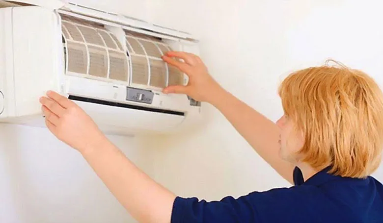 Lưới lọc máy lạnh LG bị bụi bẩn nghẹt và cách vệ sinh đúng
