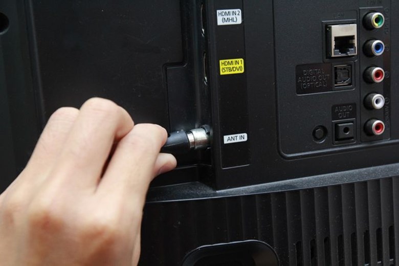 Việc kiểm tra kỹ lưỡng các dây kết nối lỏng lẻo là bước quan trọng trong quá trình khắc phục lỗi tivi Sony bị sọc màn hình.