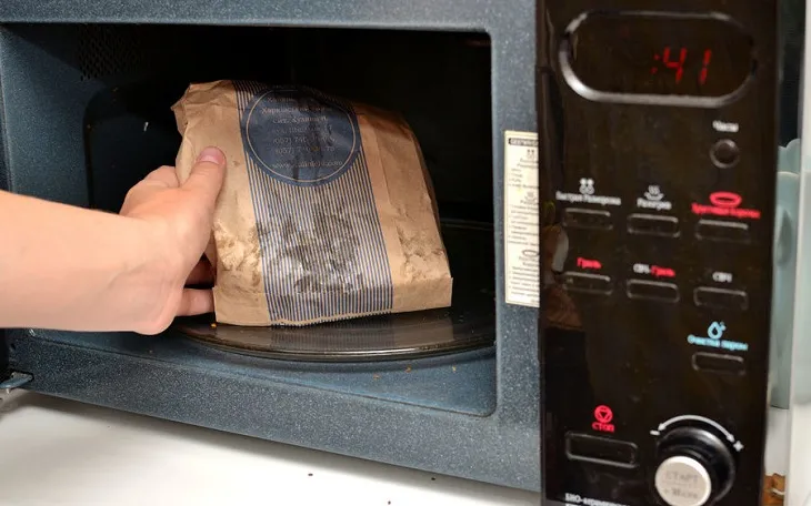 Cách rang lạc (đậu phộng) bằng túi giấy trong lò vi sóng an toàn.