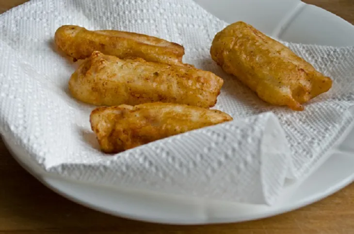 Sử dụng giấy thấm dầu khi hâm nóng các món chiên rán.