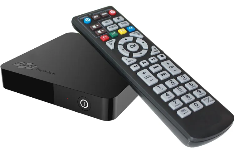 Một gia đình đang xem tivi với đầu thu kỹ thuật số