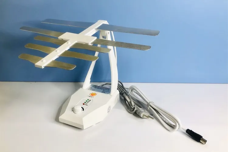 Kỹ thuật viên đang kiểm tra lắp đặt ăng-ten cho đầu thu kỹ thuật số