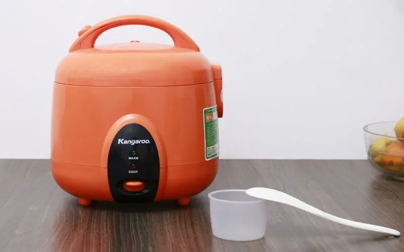 Nồi cơm điện nắp gài Kangaroo KG826S tiết kiệm điện năng cho gia đình