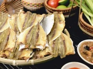 Sắp xếp cá chỉ vàng trên đĩa sứ trước khi nướng lò vi sóng