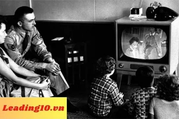 Người xem chăm chú theo dõi chương trình qua tivi, minh chứng cho sức hút của phương tiện này