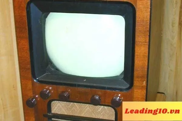 Mẫu tivi thương mại Dumont 180 với thiết kế thùng gỗ sang trọng thời bấy giờ