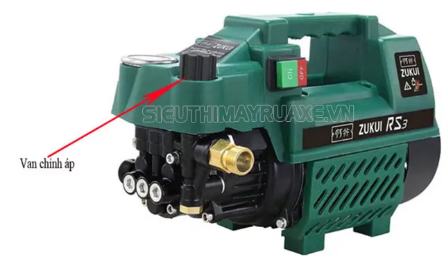 Van chỉnh áp trên thân máy của máy rửa xe mini