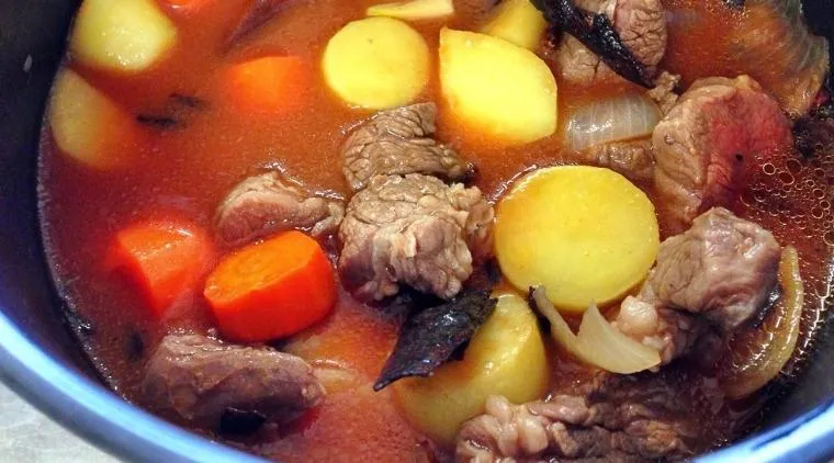 Món bò hầm khoai tây hoàn thành với nước sốt sánh, thịt mềm và rau củ chín vừa