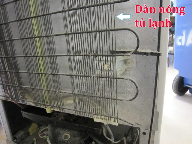 Dàn nóng tủ lạnh dạng lưới kim loại phía sau
