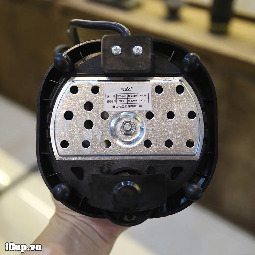 Đáy bếp có lỗ tản nhiệt giúp giảm nhiệt độ bề mặt, kéo dài tuổi thọ linh kiện