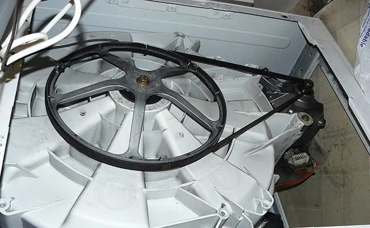 Dây curoa đứt hoặc lỏng khiến máy giặt không thể hoàn thành chu trình xả