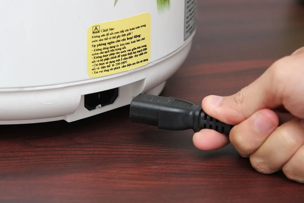 Kiểm tra phích cắm điện của nồi cơm