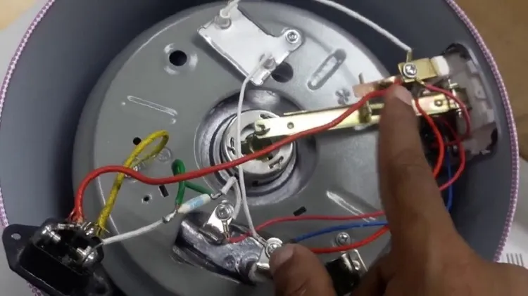 Kỹ thuật viên kiểm tra bo mạch nồi cơm điện