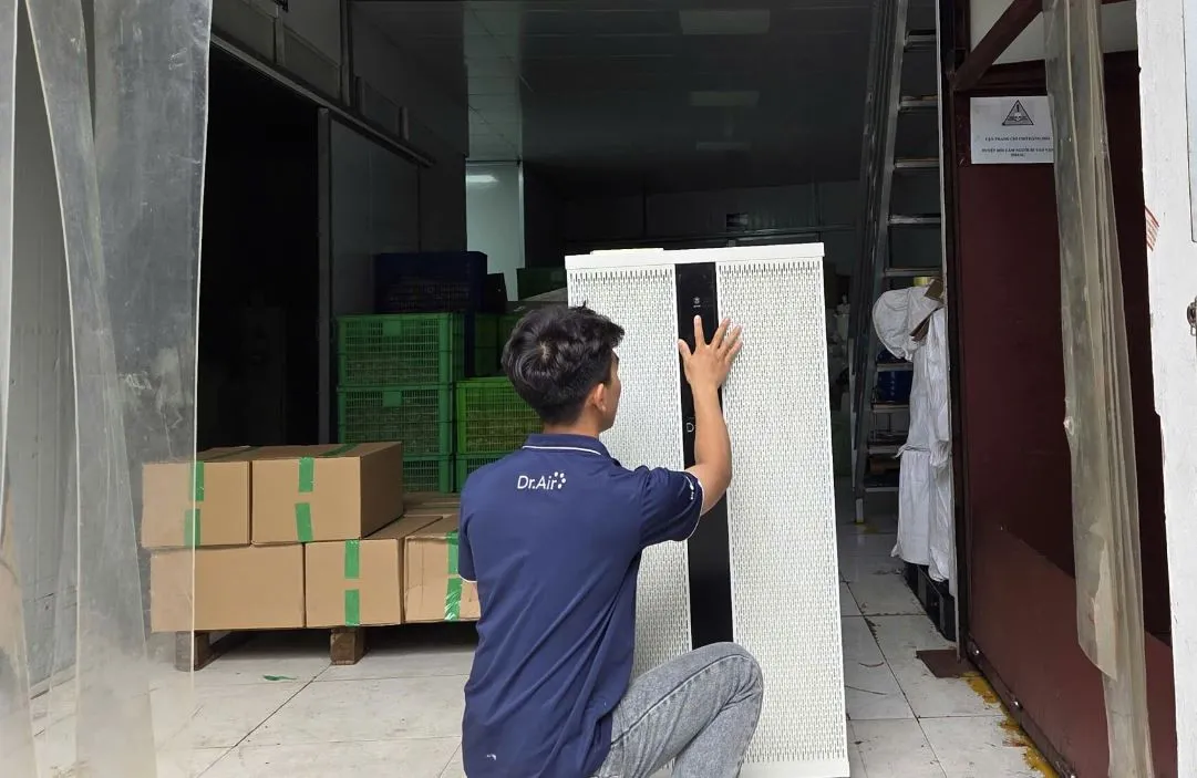 Mặt trước máy lọc với logo Dr.Air