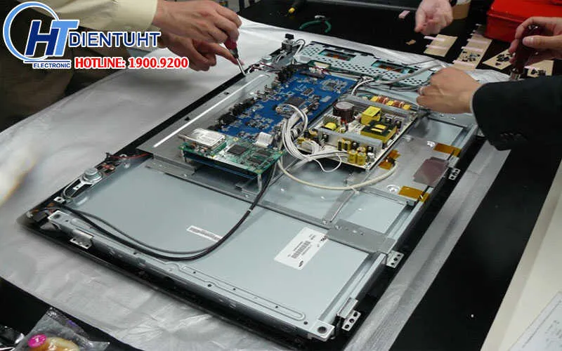 Kỹ thuật viên kiểm tra chất lượng hiển thị sau khi hoàn tất quy trình