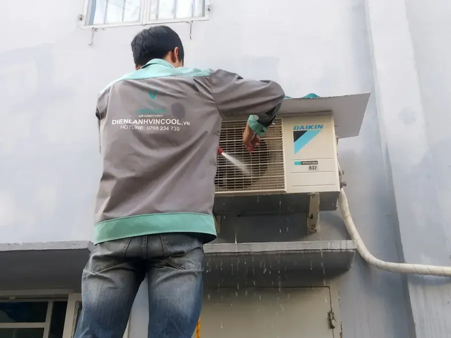 Kỹ thuật viên Vincool đang vệ sinh dàn lạnh máy điều hòa