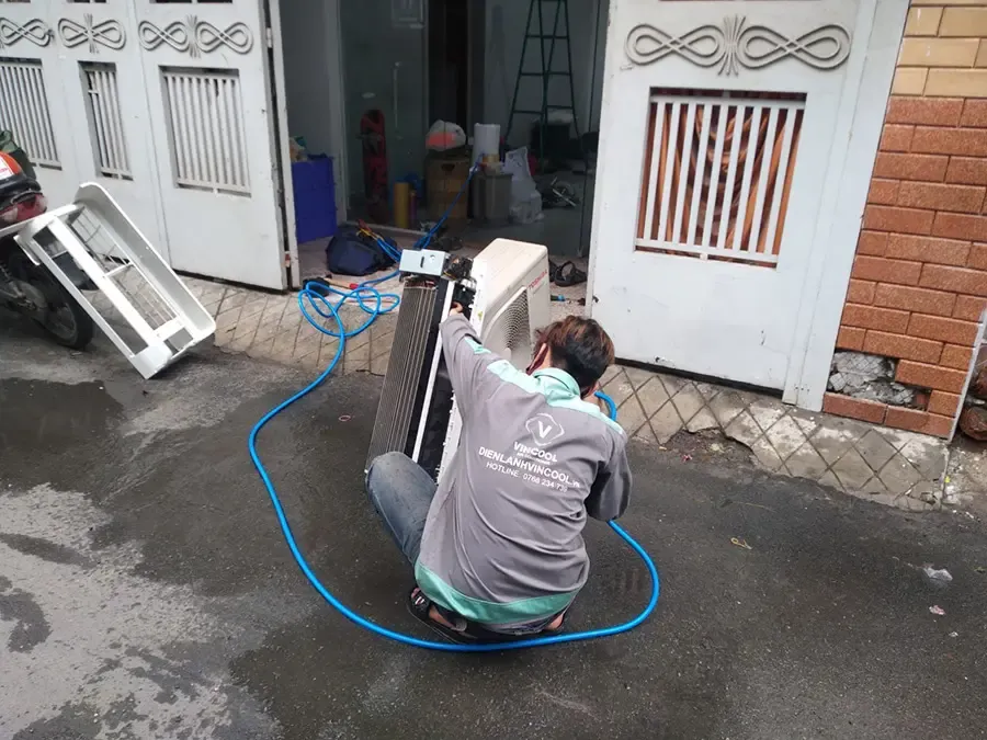 Kỹ thuật viên Vincool kiểm tra máy lạnh sau vệ sinh