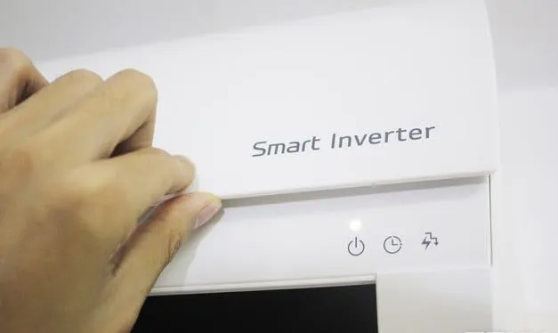 Vị trí nút nguồn điều hòa Toshiba đời mới và đời cũ