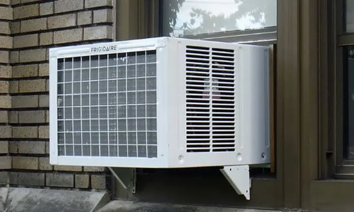 Thiết kế mặt trước của máy điều hòa cửa sổ với hệ thống khe thổi gió trực diện