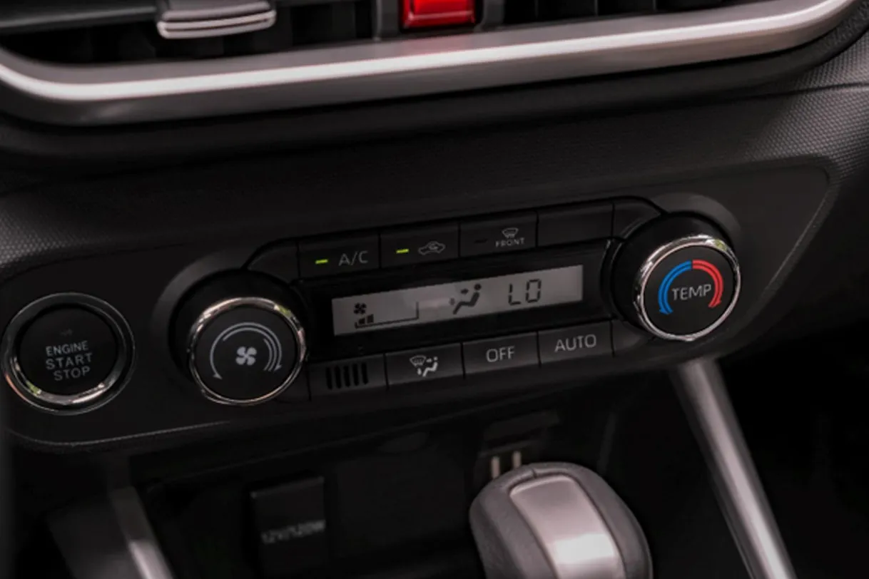 Bảng điều khiển điều hòa tự động trên taplo xe