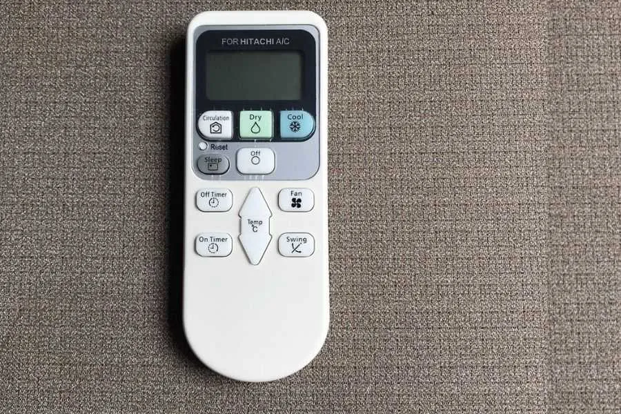 Điều khiển máy lạnh Hitachi RAS-X10CD với thiết kế thon gọn và chắc chắn