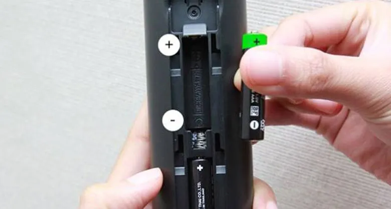 Điều khiển Samsung nháy đèn đỏ liên tục có thể là do hết pin