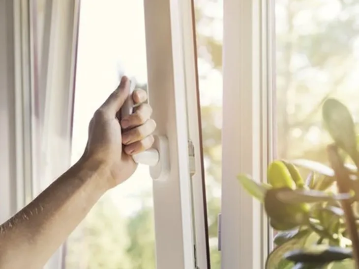 Khi sử dụng điều hòa LG Dual Inverter nên đóng kín cửa, hạn chế tối đa khe hở để làm mát tốt và tiết kiệm điện hơn