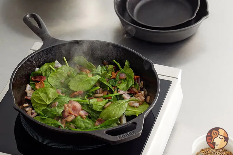 Nồi gang có thành phần chủ yếu từ hợp kim sắt và cacbon nên có thể tương thích với bếp từ