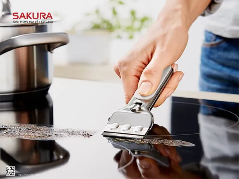 đặt lưỡi dao nghiêng một góc 30 - 40 độ so với mặt bếp để tiến hành cạo vết cháy