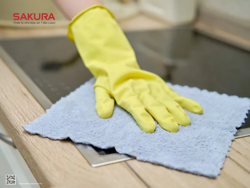 lấy khăn sạch, ẩm mềm để lau lại bề mặt bếp