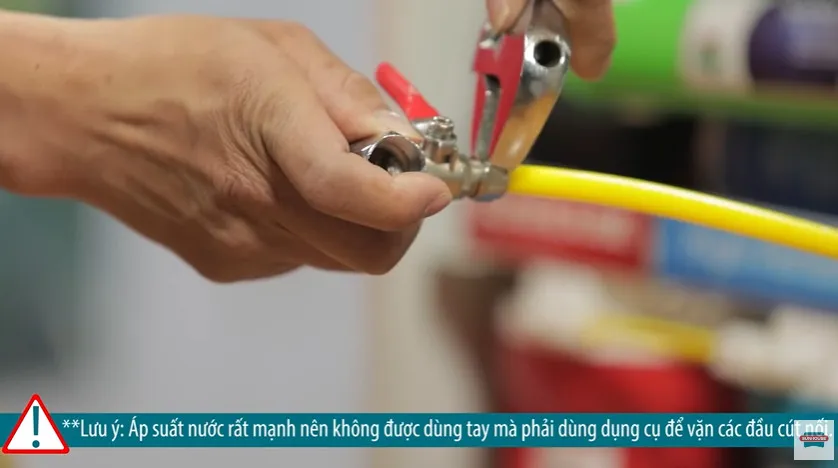 Sử dụng mỏ lết siết chặt các đầu cút nối chống rò rỉ nước