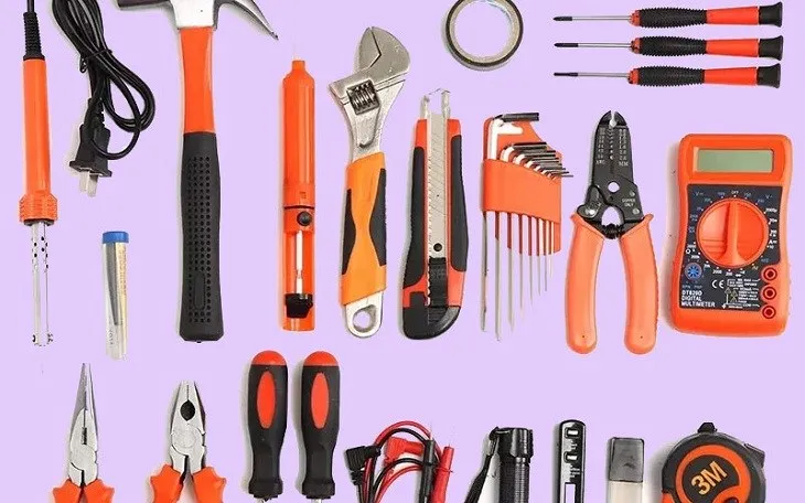 Bộ dụng cụ cơ bản gồm khóa lục giác, tua vít, kìm và bút thử điện để tháo máy lạnh an toàn