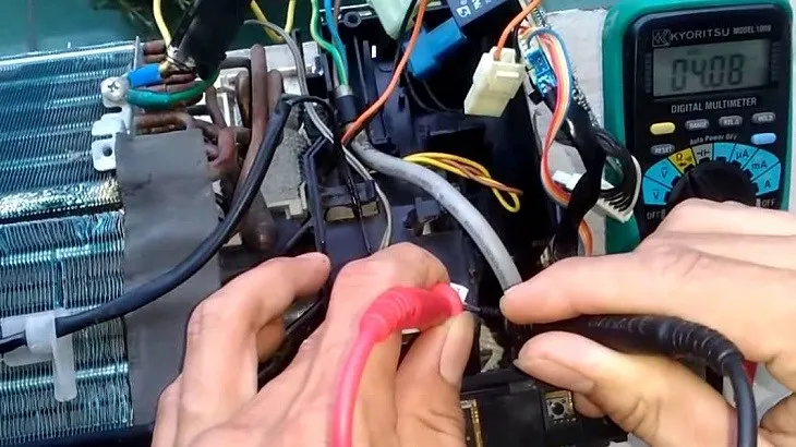 Đo điện trở motor quạt dàn lạnh bằng đồng hồ vạn năng để kiểm tra cuộn dây