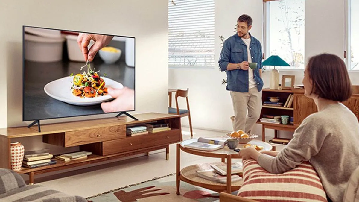 Tivi 70 inch Samsung 4K UA70AU8000 với thiết kế mỏng nhẹ