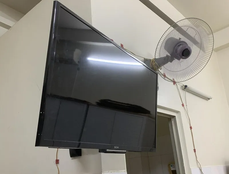 Giá treo tivi, còn gọi là giá đỡ tivi tường hoặc giá treo tivi tường