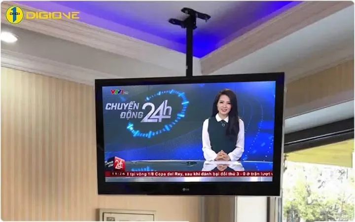 Tivi treo giá ngược trần tại nơi đông người