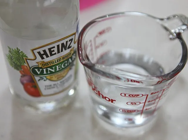 Chuẩn bị hỗn hợp giấm trắng và nước cất theo tỷ lệ cân bằng để vệ sinh tivi an toàn