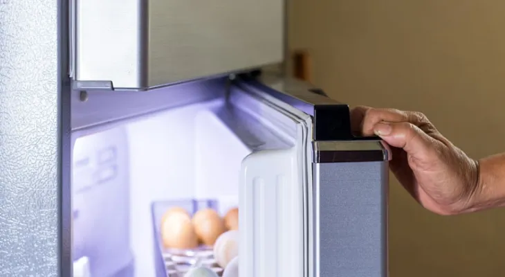 Sửa gioăng tủ lạnh bị rách, bị hở giúp hạn chế thất thoát hơi lạnh, góp phần tiết kiệm điện năng