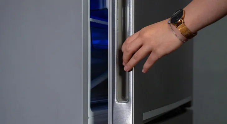 Lấy tay sờ vào thành tủ lạnh để kiểm tra gioăng tủ lạnh có bị hở hay không