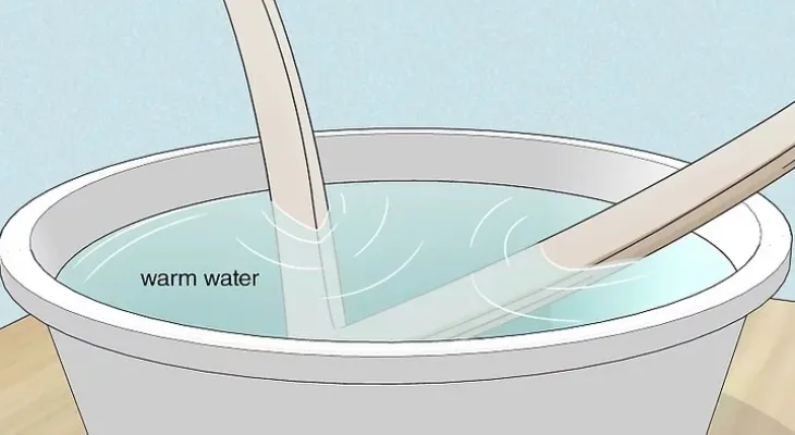 Dùng nước nóng để xử lý chỗ cong vênh của gioăng trước khi lắp