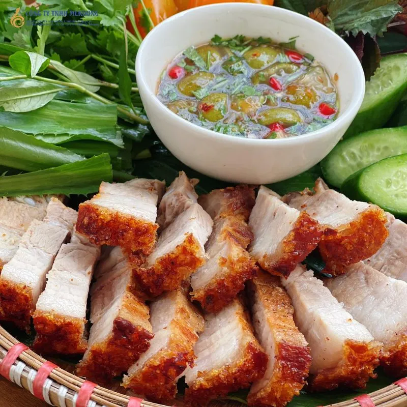 Thành phẩm thịt quay da giòn nổ, thịt thơm ngon được làm bằng lò vi sóng