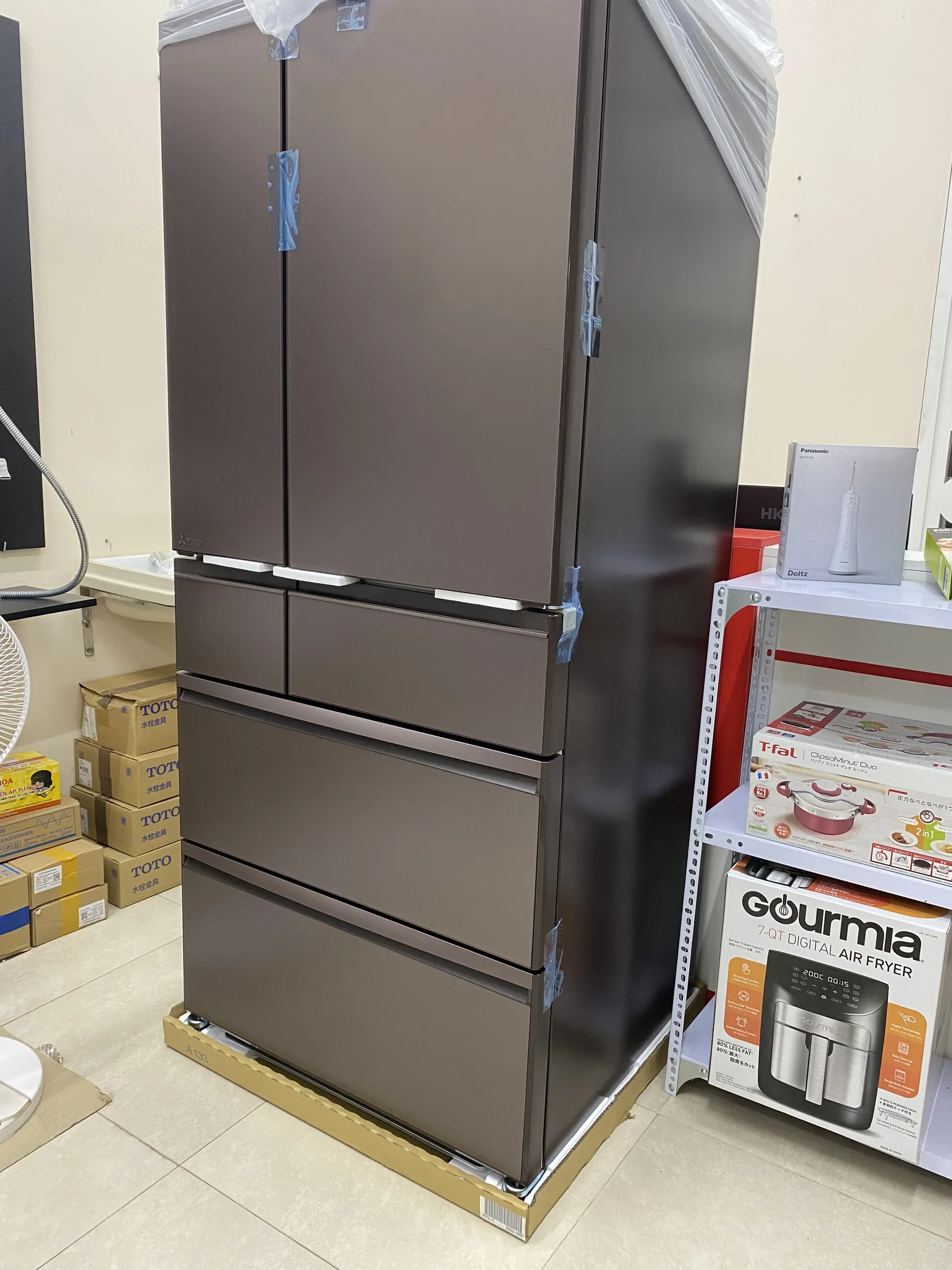 Chi tiết bên trong tủ