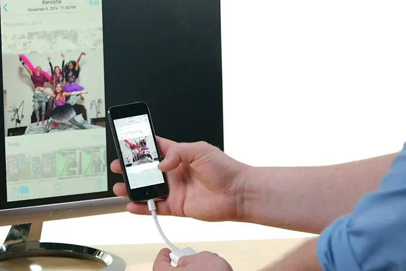 Cắm bộ chuyển đổi chuyên dụng vào iPhone để chuẩn bị xuất tín hiệu hình ảnh