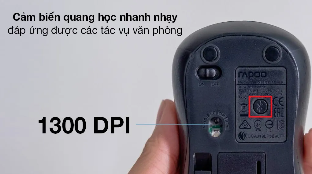 Sau khi bật nguồn con chuột, bạn hãy nhấn giữ nút Bluetooth (hoặc chữ Connect hay biểu tượng logo Bluetooth) để khởi động