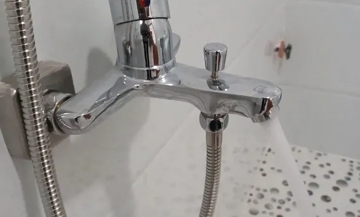 Mở van nước và vòi để kiểm tra lưu lượng nước sau khi lắp đặt